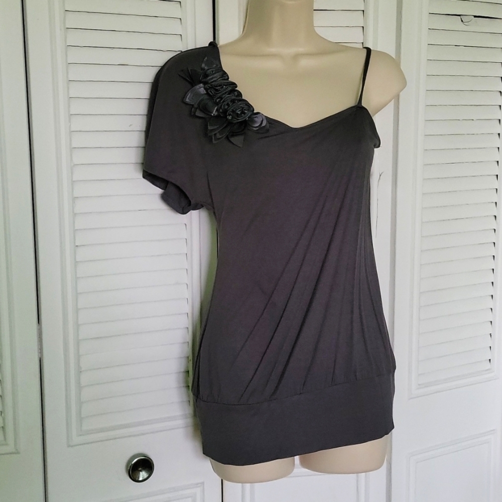 Geri C Gray One Shoulder Flower Top sz Large